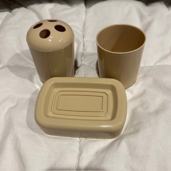 Tan bathroom set; plastic; excellent condition - Picture 1 of 4
